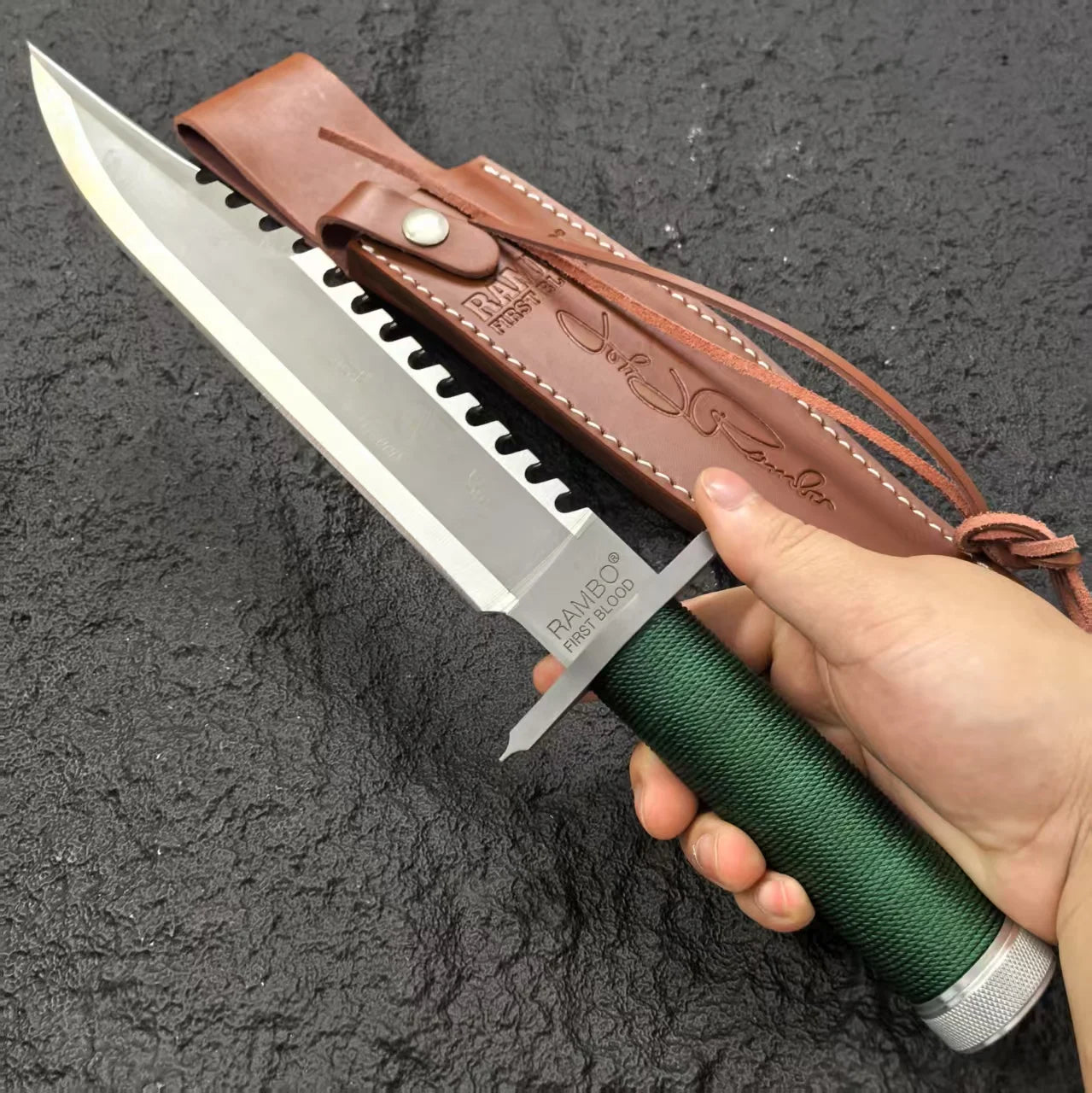 High-quality stainless steel fixed-blade outdoor knife: high-hardness, anti-slip handle, sheath included, multi-functional.